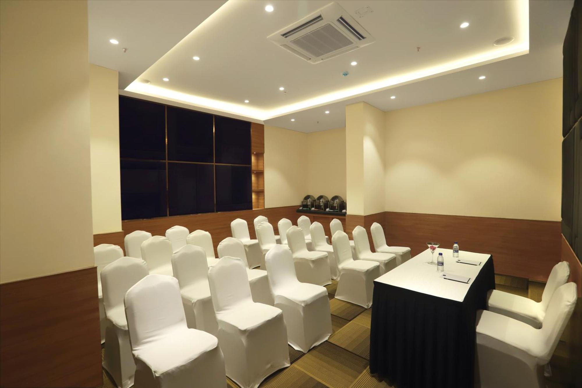 Aralia - A Business Hotel, Midc Andheri East Мумбаи Экстерьер фото