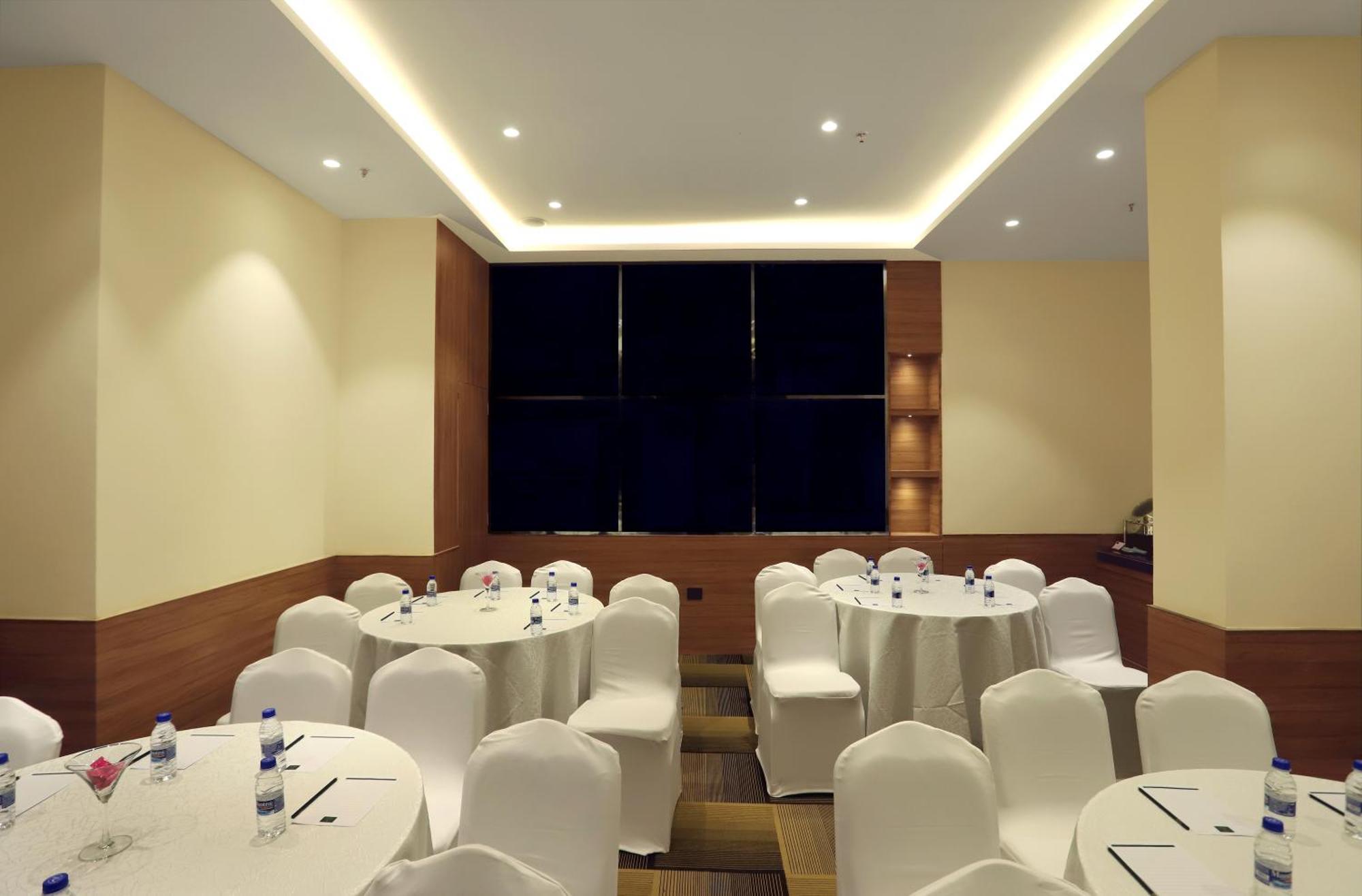 Aralia - A Business Hotel, Midc Andheri East Мумбаи Экстерьер фото